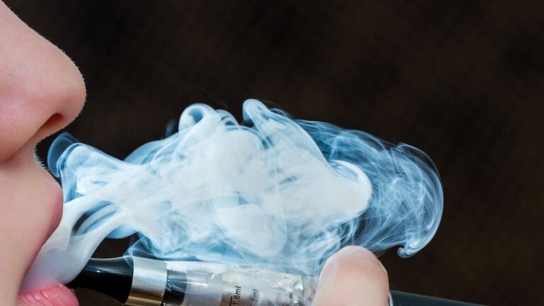 Persona usando un vapeador