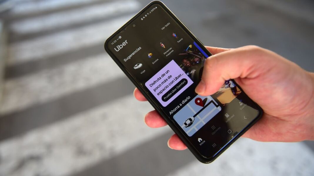 Persona usando una app de delivery en un teléfono móvil