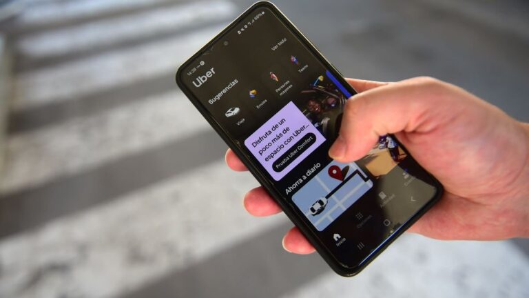 Persona usando una app de delivery en un teléfono móvil