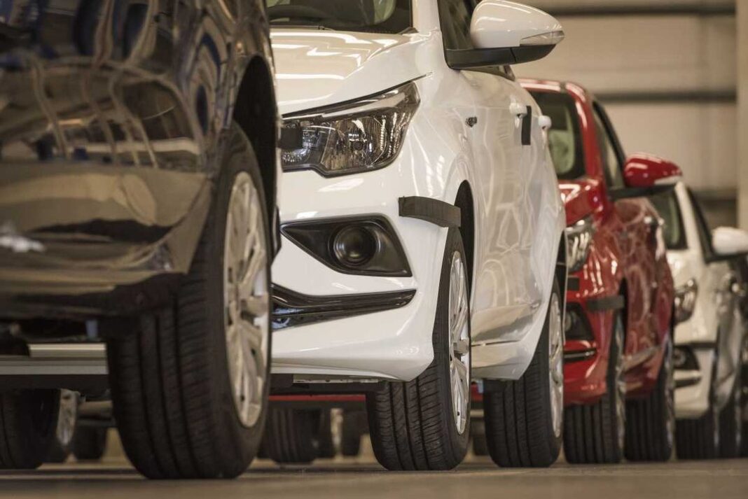 Línea de producción de autos en una fábrica argentina