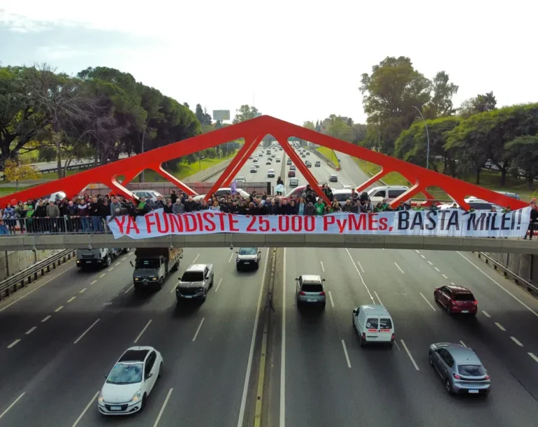 Manifestantes en la colectora de la General Paz durante protesta por cierre de pymes