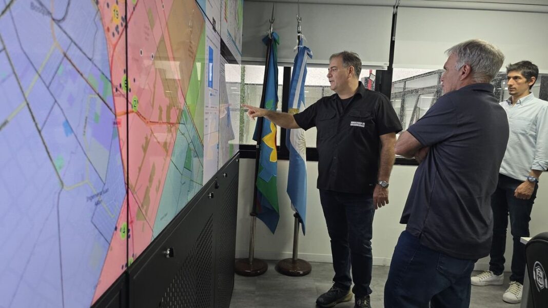 Operadores del sistema 911 en una central de atención de emergencias