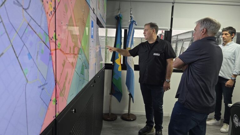 Operadores del sistema 911 en una central de atención de emergencias