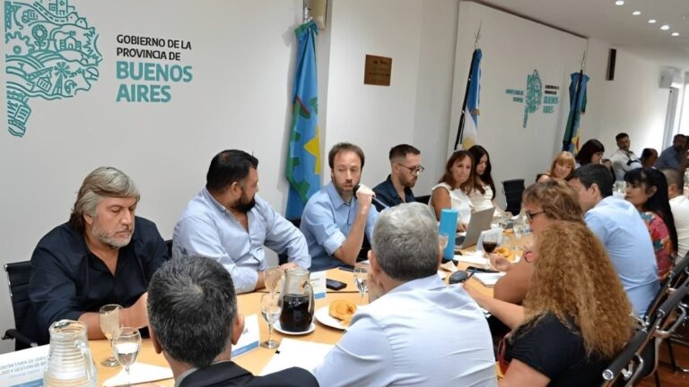 Reunión de paritarias entre funcionarios provinciales y gremios estatales