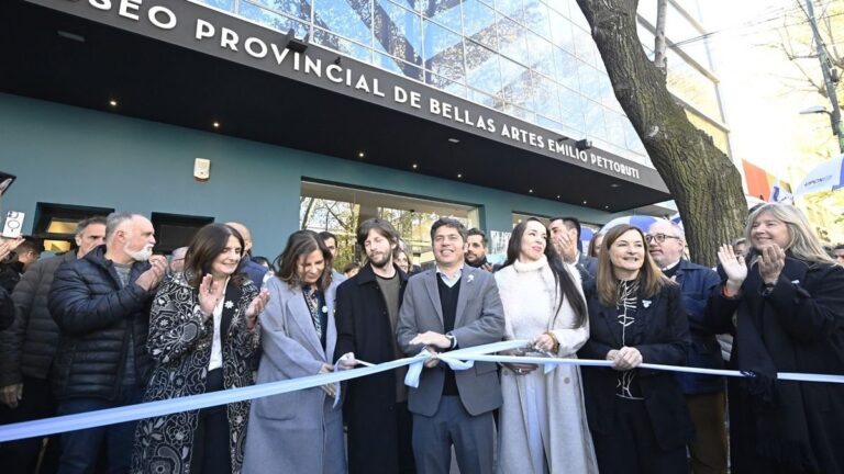 Axel Kicillof recorre el Museo Pettoruti en La Plata
