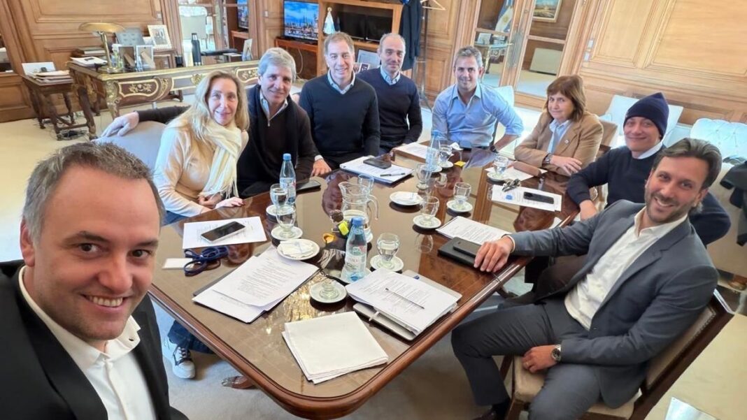 Funcionarios del gobierno nacional en reunión de gabinete