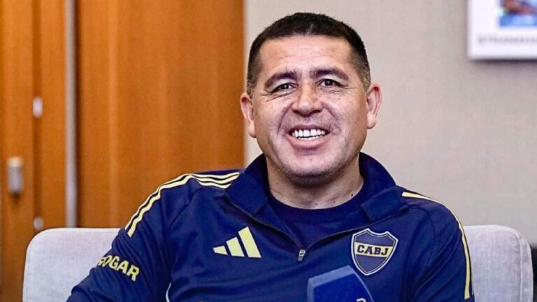 Juan Román Riquelme emocionado durante el homenaje de futbolistas brasileños