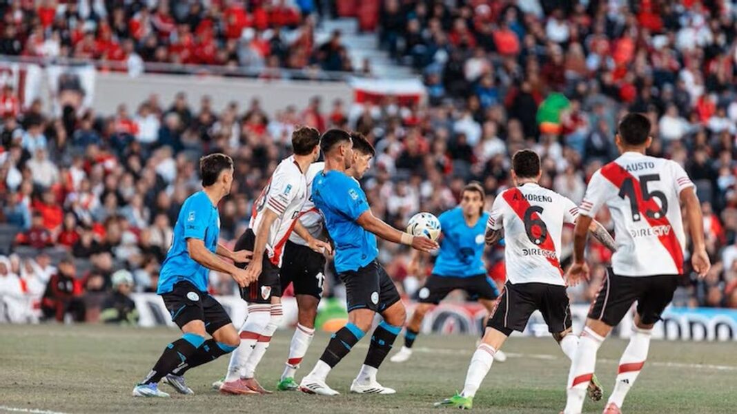 Estadio Mario Alberto Kempes de Córdoba durante un partido de fútbol