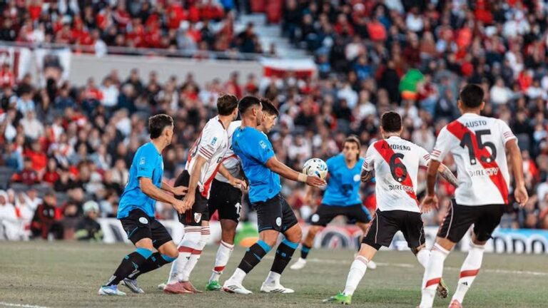Estadio Mario Alberto Kempes de Córdoba durante un partido de fútbol