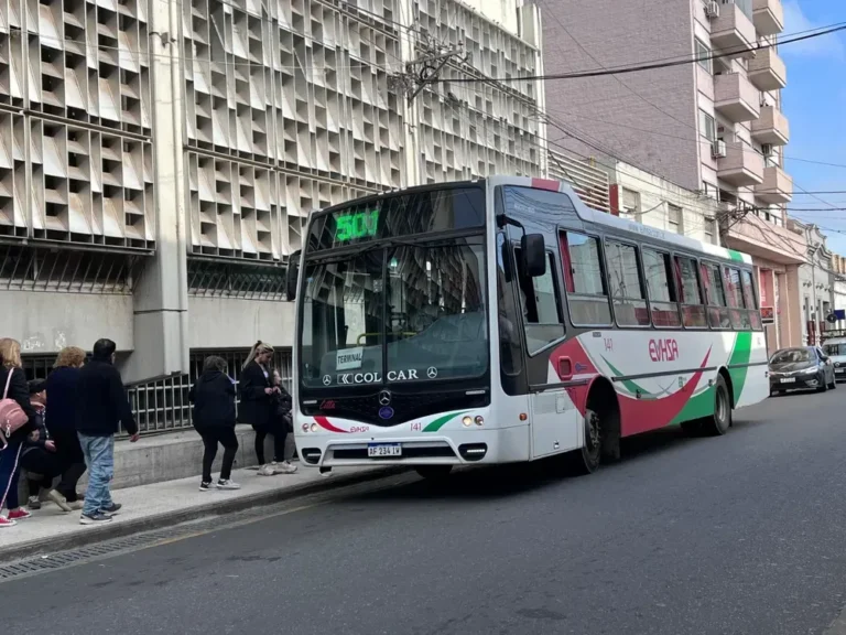 Colectivo de transporte público en San Nicolás de los Arroyos
