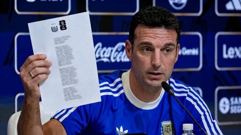 Lionel Scaloni con la lista de convocados para el Mundial 2026