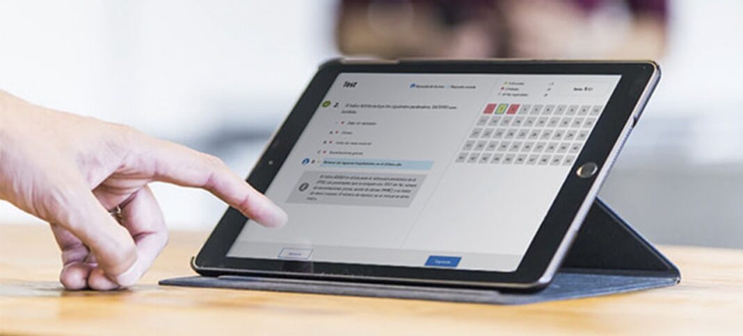 Profesional de la salud rindiendo examen con tablet en un consultorio
