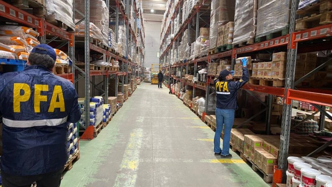 Alimentos en mal estado incautados por la Policía Federal en allanamientos en Buenos Aires