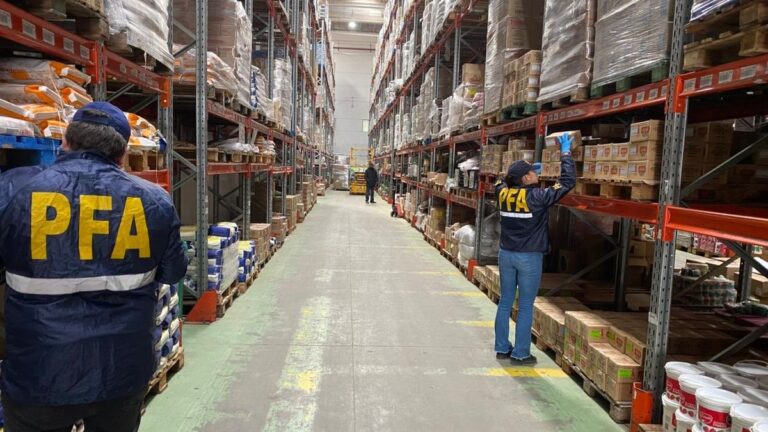 Alimentos en mal estado incautados por la Policía Federal en allanamientos en Buenos Aires