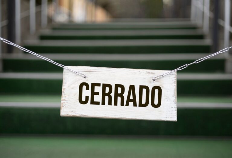 Cartel de estación de subte en Buenos Aires durante un feriado