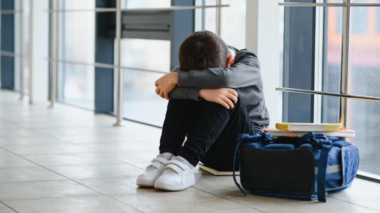 Niños y niñas en un aula escolar