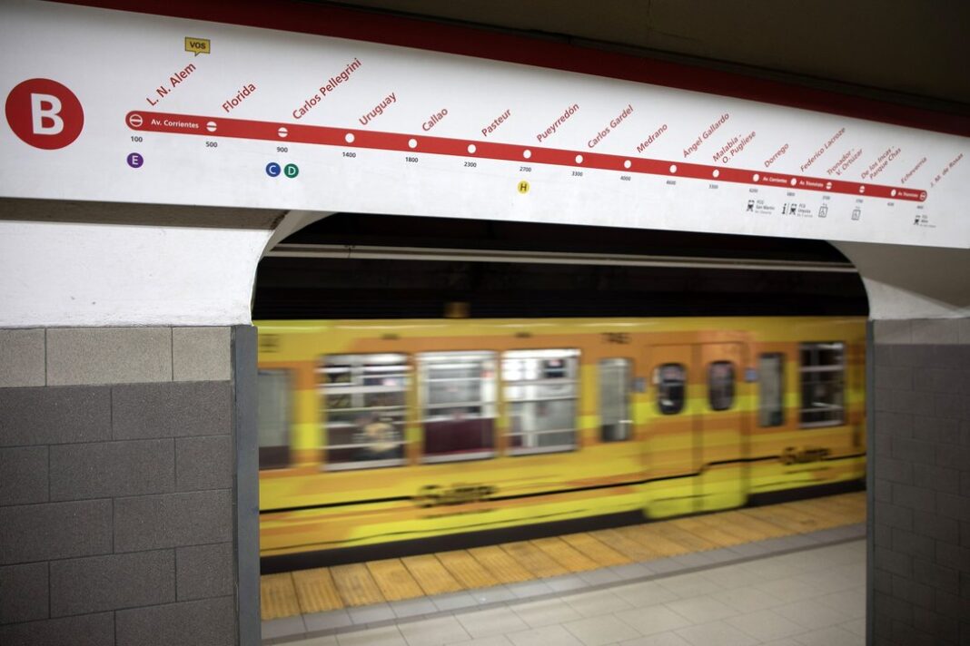 Estación de subte con molinetes abiertos y trabajadores sindicalizados