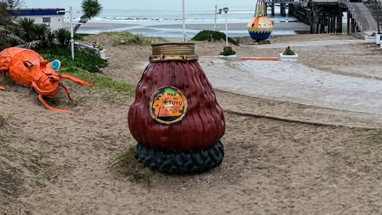Escultura del mate gigante en Mar del Tuyú sin la bombilla