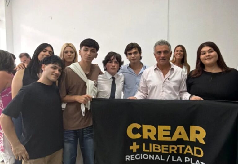 Estudiantes reunidos en los pasillos de la Facultad de Psicología de la UNLP durante el enfrentamiento