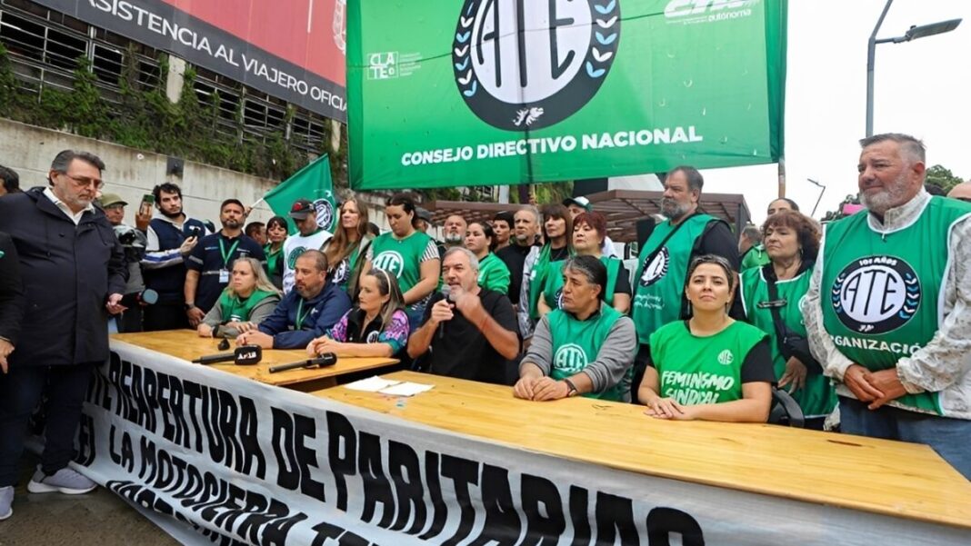 Trabajadores aeroportuarios en protesta con carteles en Aeroparque
