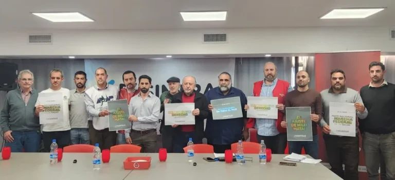 Trabajadores de la salud marchan hacia el Ministerio de Salud nacional