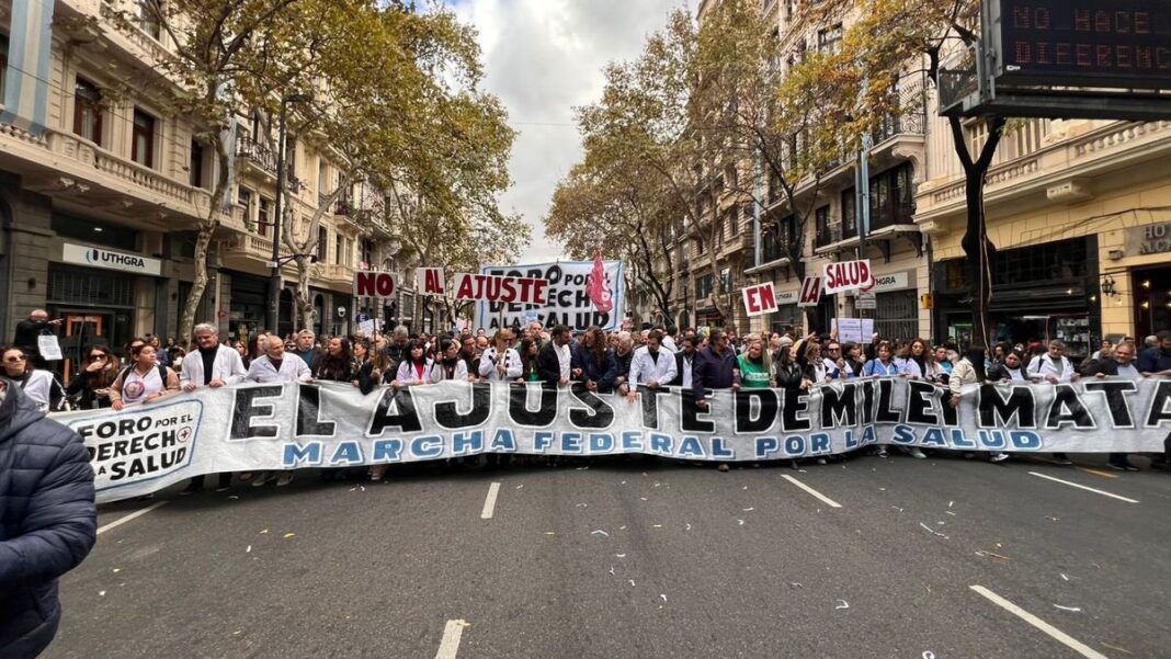 Multitud en Plaza de Mayo durante la Marcha Federal de Salud
