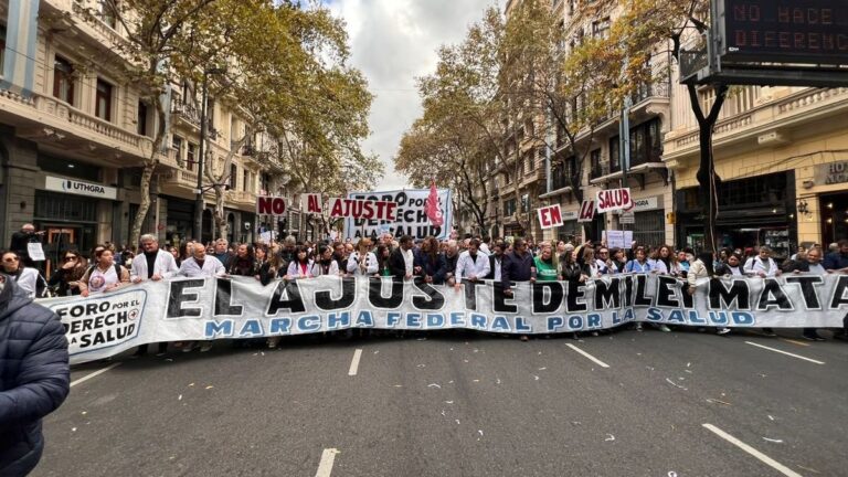 Multitud en Plaza de Mayo durante la Marcha Federal de Salud