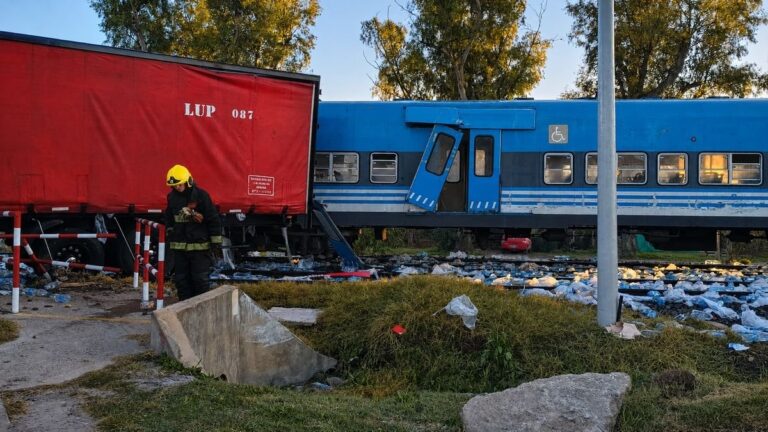 Tren de la línea San Martín impactado contra un camión de agua envasada en Pilar