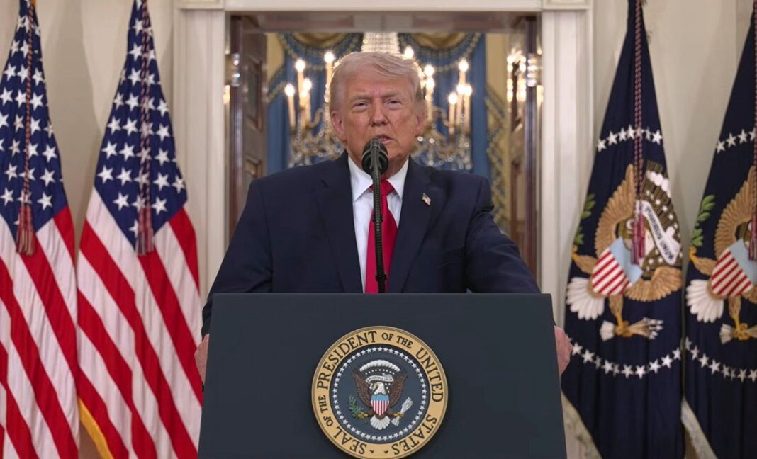 Donald Trump hablando en el Salón Oval de la Casa Blanca