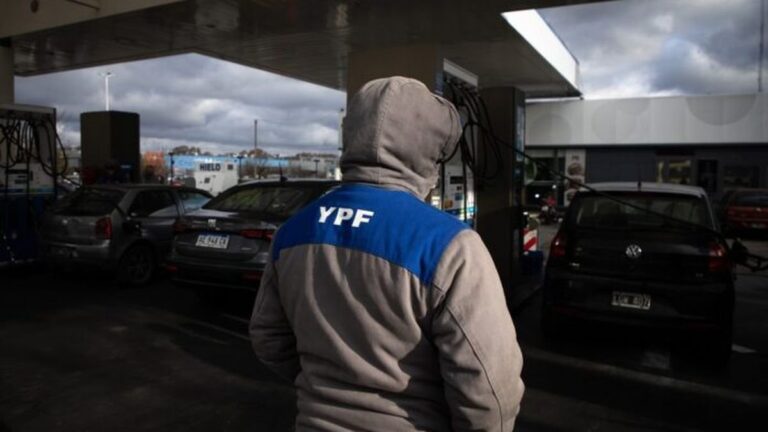 Estación de servicio con surtidores de combustibles