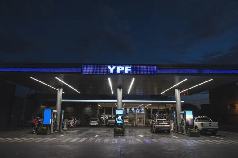 Surtidor de YPF con el precio de las naftas actualizado