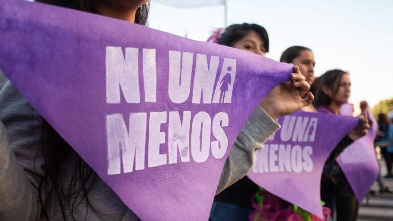 Multitud marchando con carteles de Ni Una Menos frente al Congreso de la Nación