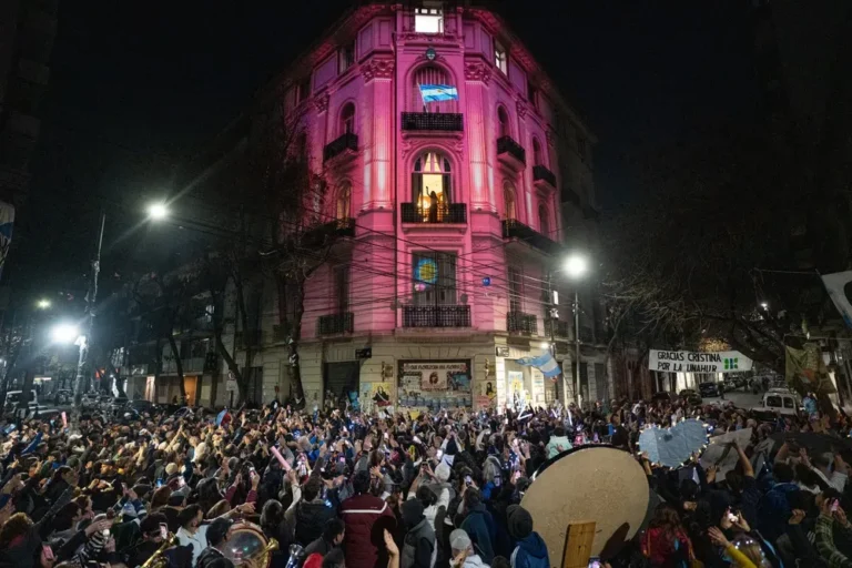 Axel Kicillof hablando en un acto político
