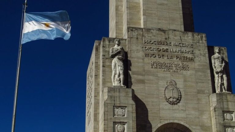 Bandera argentina flameando en el Monumento a la Bandera en Rosario