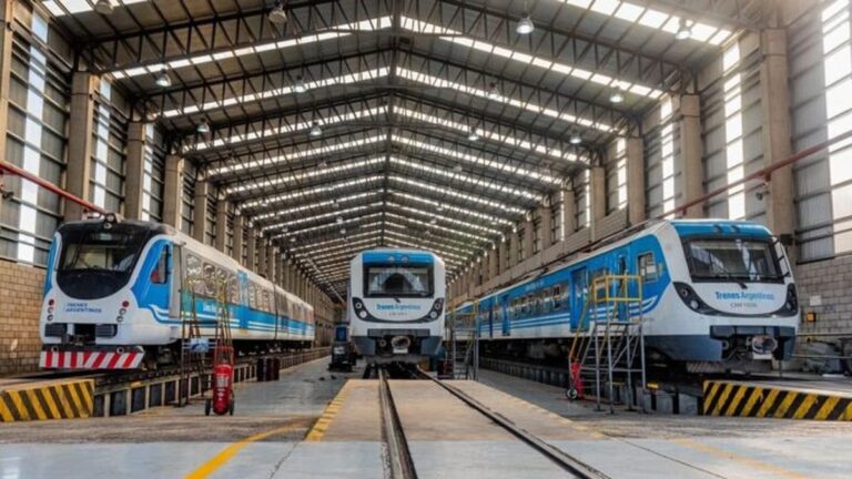 Tren circulando por vías en Buenos Aires