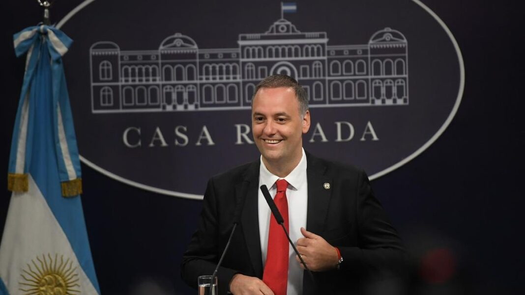 Manuel Adorni durante una conferencia de prensa