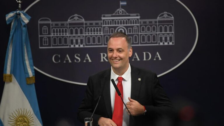 Manuel Adorni durante una conferencia de prensa