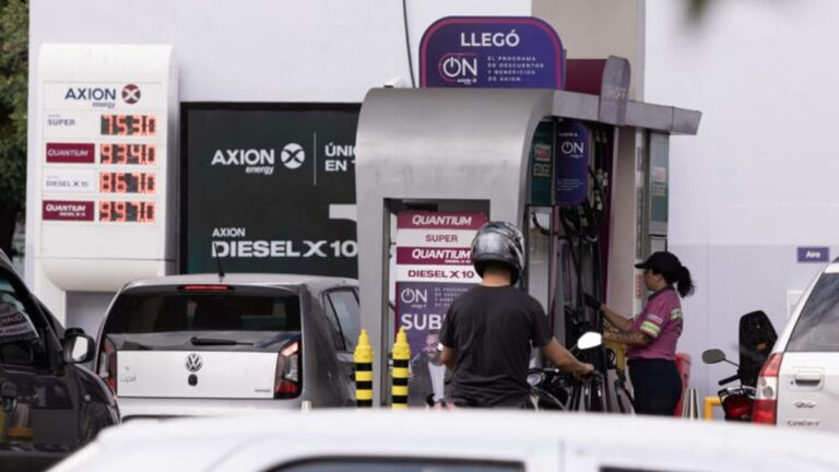 Estación de servicio con cartel de precios de nafta en Argentina