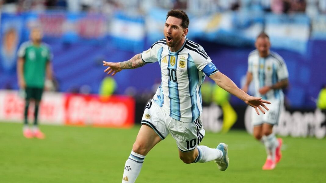 Lionel Messi celebrando un gol con la camiseta de Argentina en el partido contra Argelia