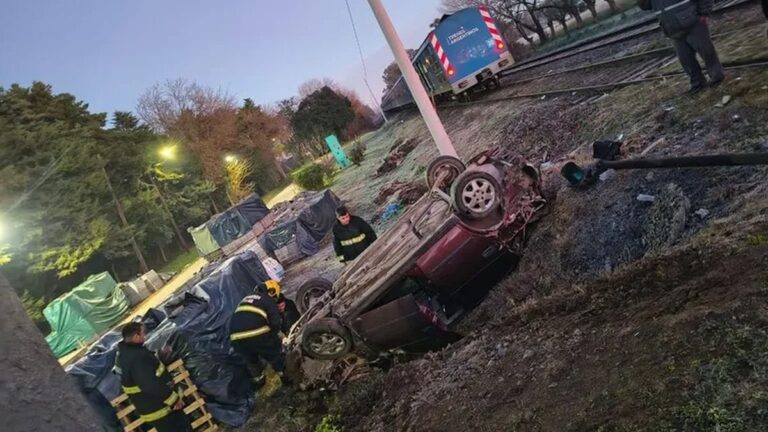 Auto volcado en vías del Ferrocarril San Martín en Pilar tras colisión con tren