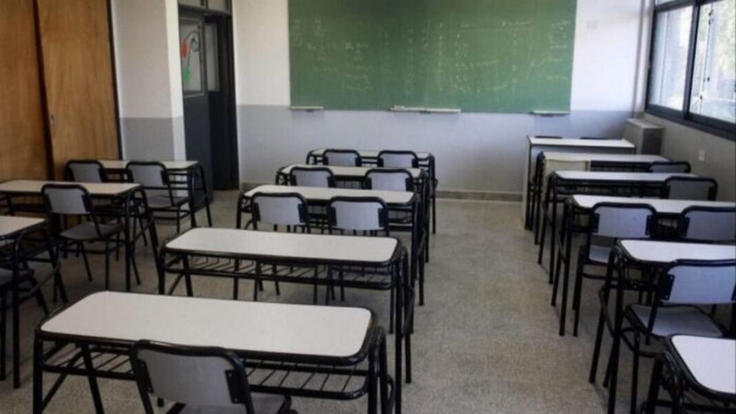Trabajadores auxiliares de la educación en una manifestación frente al Consejo Escolar de Bahía Blanca