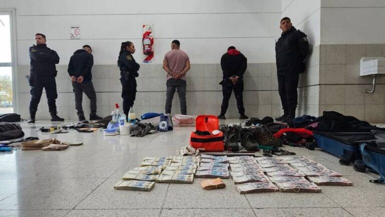 Operativo policial en la terminal de ómnibus de Bahía Blanca