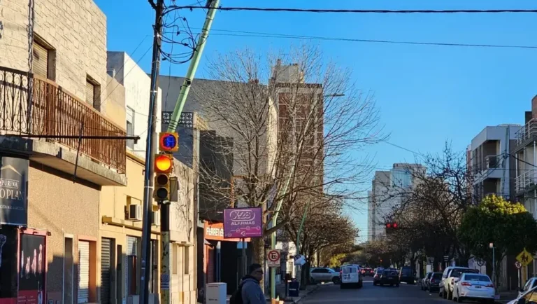 Semáforo inteligente en intersección de calles Corrientes y Lavalle en Bahía Blanca