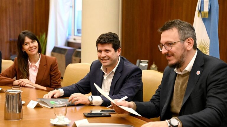 Firma del acuerdo entre Banco Provincia y Microsoft en la sede del banco
