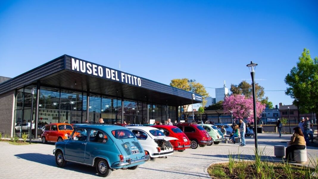 Fiat 600 decorado con celeste y blanco en el Museo del Fitito de Caseros