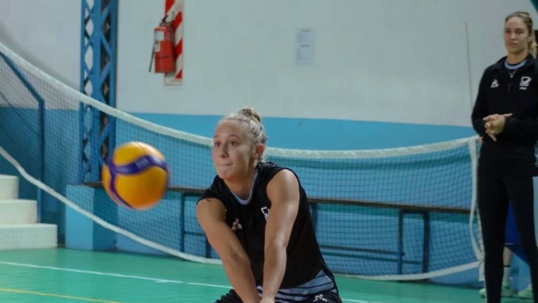 Bernardita Aguilar con la camiseta número 8 de la selección argentina de vóleibol femenino