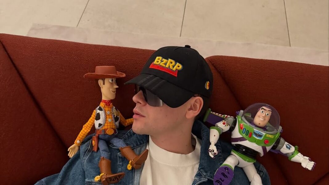Bizarrap posando con los juguetes Woody y Buzz Lightyear de Toy Story