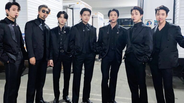 Integrantes de BTS en un escenario durante un concierto