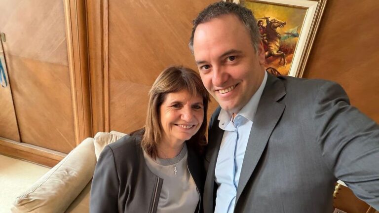 Patricia Bullrich y Manuel Adorni en el Senado