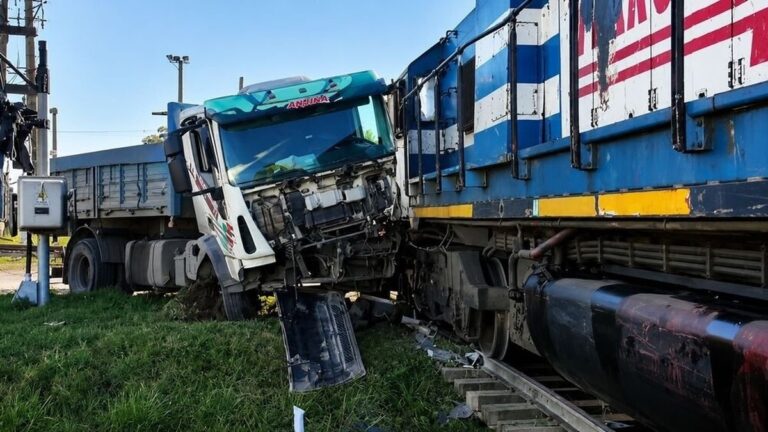 Camión chocado contra un tren en paso a nivel de Ruta 51, Olavarría
